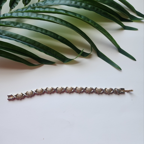 Jewelry - Vintage Xoxo Gold Bracelet